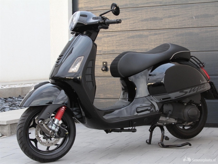 Vespa GTS 300 zwart